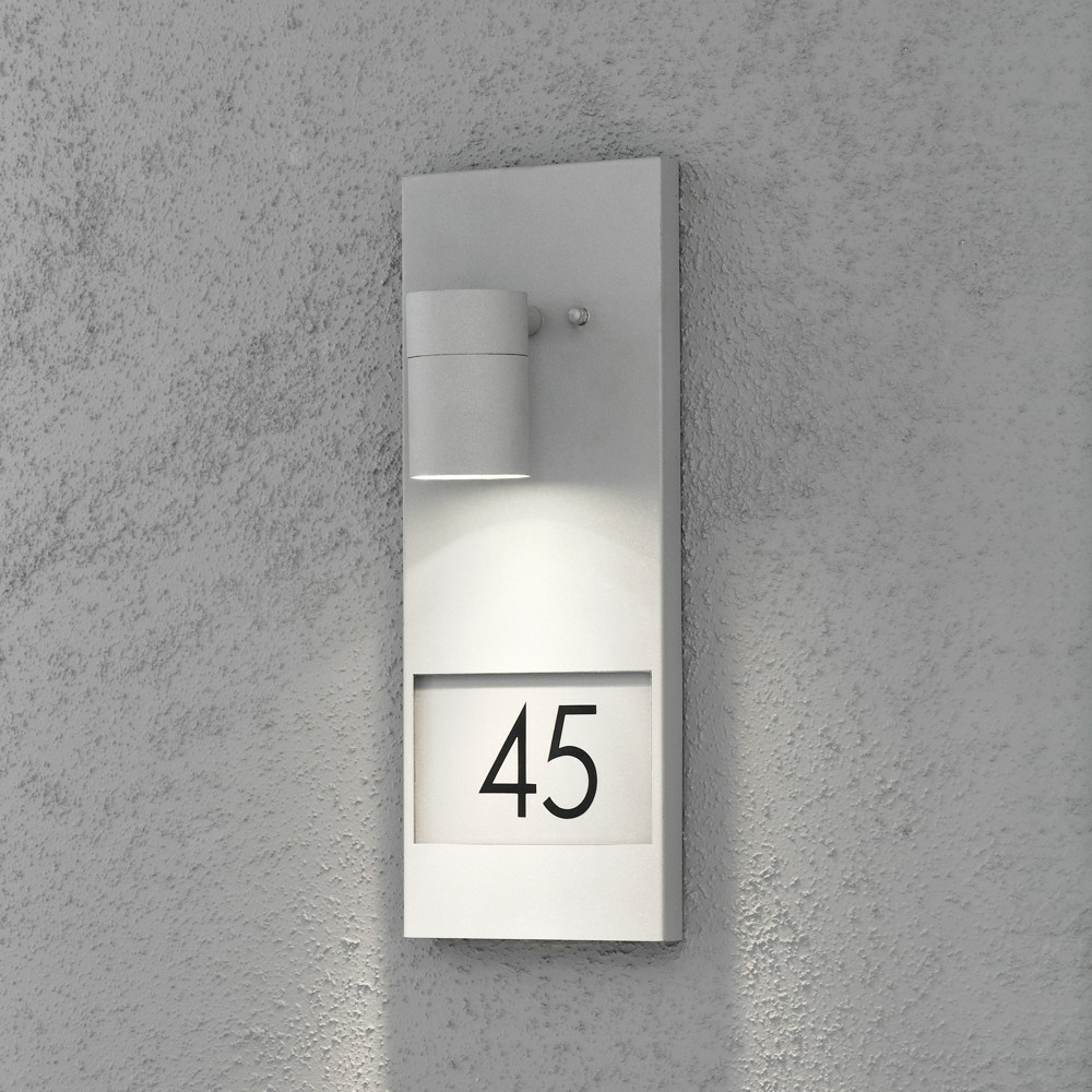 Stilvolle Wandleuchte Modena mit Hausnummer aus Aluminium in grau und Glas in klar, GU10 Fassung