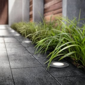 Einbaulampen unter Bumen sorgen fr eine magische Lichtinstalltion in Ihrem Garten