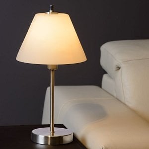 Touch-Lampe auf dem Nachttisch