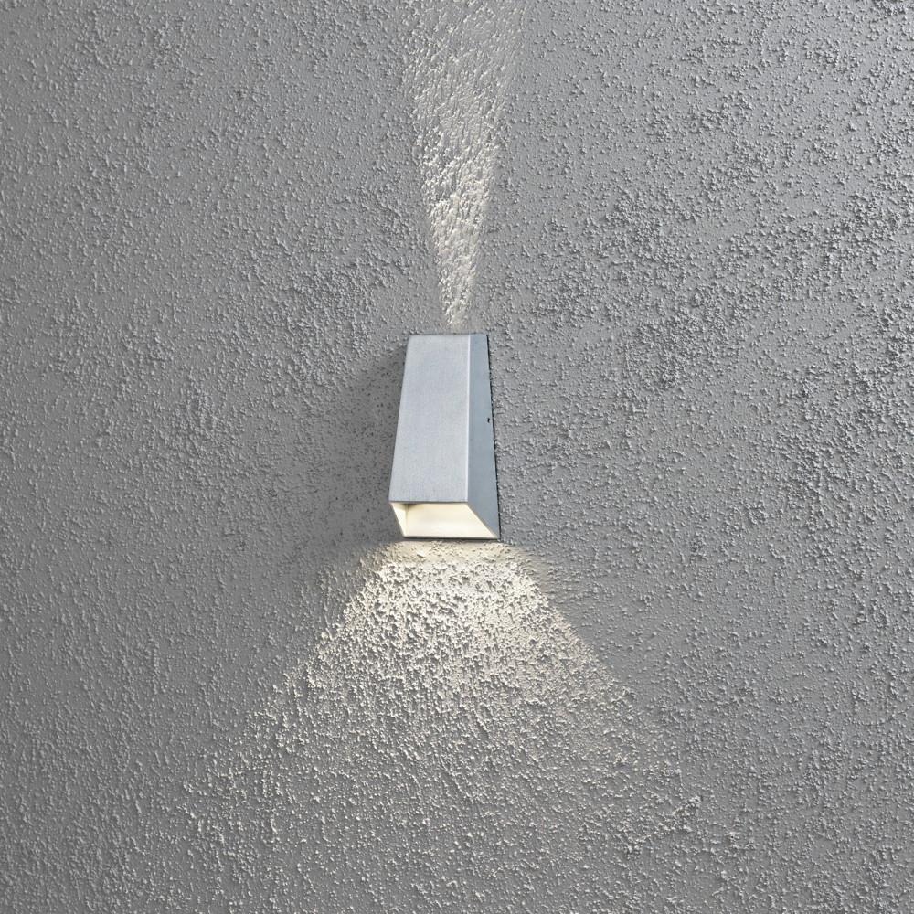 Moderne LED Wandleuchte aus Aluminium in grau, mit doppeltem Lichtkegel, IP44