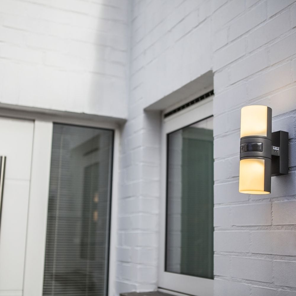 LED Außenwandleuchte Cyra aus Aluminiumdruckguss in Anthrazit mit Bewegungsmelder