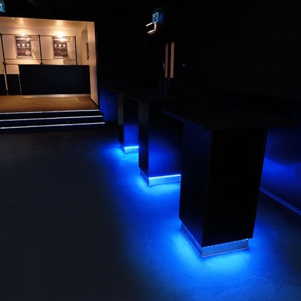 Diese LED-Streifen mit Schwarzlicht geben der Bowlingbahnbeleuchtung eine besondere Atmosphäre.