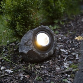 Die Gartenteichbeleuchtung lässt Ihren Garten in einem ganz neuem Lichte erstrahlen.