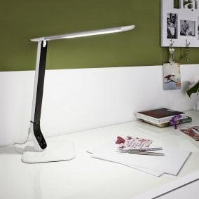 Eine gut ausgesuchte Schreibtischbeleuchtung ist wichtig, um effektiv am Schreibtisch arbeiten zu können.